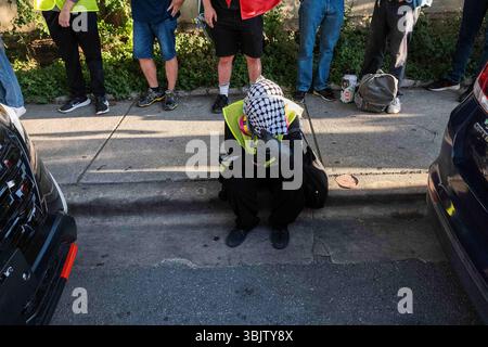Austin, Texas, USA. 16. Juni 2025: Austin-Studenten für eine Demokratische Gesellschaft protestieren vor dem J.J. Pickle Federal Building in Austin, um ein Ende der Deportationen, die Schließung von lokalen Einwanderungs- und Zollgefängnissen und die Legalisierung für alle zu fordern. Austin, Texas. Mario Cantu/CSM Credit: CAL Sport Media/Alamy Live News Stockfoto
