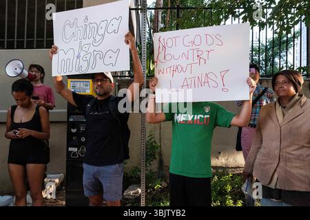 Austin, Texas, USA. 16. Juni 2025: Austin-Studenten für eine Demokratische Gesellschaft protestieren vor dem J.J. Pickle Federal Building in Austin, um ein Ende der Deportationen, die Schließung von lokalen Einwanderungs- und Zollgefängnissen und die Legalisierung für alle zu fordern. Austin, Texas. Mario Cantu/CSM Credit: CAL Sport Media/Alamy Live News Stockfoto