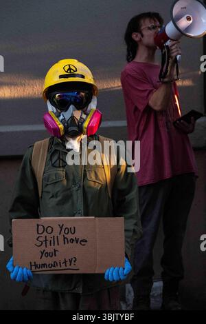 Austin, Texas, USA. 16. Juni 2025: Austin-Studenten für eine Demokratische Gesellschaft protestieren vor dem J.J. Pickle Federal Building in Austin, um ein Ende der Deportationen, die Schließung von lokalen Einwanderungs- und Zollgefängnissen und die Legalisierung für alle zu fordern. Austin, Texas. Mario Cantu/CSM Credit: CAL Sport Media/Alamy Live News Stockfoto