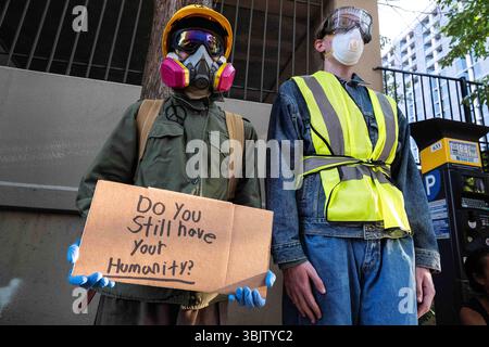 Austin, Texas, USA. 16. Juni 2025: Austin-Studenten für eine Demokratische Gesellschaft protestieren vor dem J.J. Pickle Federal Building in Austin, um ein Ende der Deportationen, die Schließung von lokalen Einwanderungs- und Zollgefängnissen und die Legalisierung für alle zu fordern. Austin, Texas. Mario Cantu/CSM Credit: CAL Sport Media/Alamy Live News Stockfoto