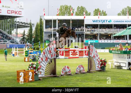 Daniel Coyle aus Irland und Riding Legacy treten beim 1,60 m langen RBC Grand Prix von Kanada an, der von Rolex bei Spruce Meadows präsentiert wird. Stockfoto