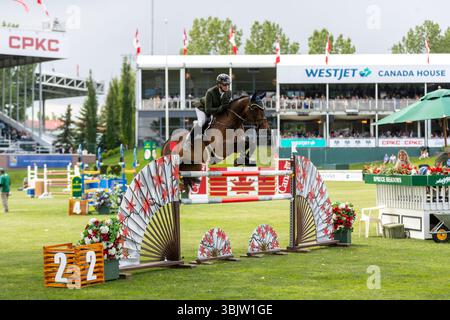 Daniel Coyle aus Irland und Riding Legacy treten beim 1,60 m langen RBC Grand Prix von Kanada an, der von Rolex bei Spruce Meadows präsentiert wird. Stockfoto