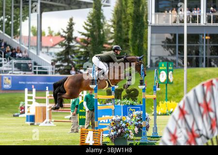 Daniel Coyle aus Irland und Riding Legacy treten beim 1,60 m langen RBC Grand Prix von Kanada an, der von Rolex bei Spruce Meadows präsentiert wird. Stockfoto