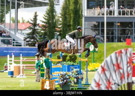 Daniel Coyle aus Irland und Riding Legacy treten beim 1,60 m langen RBC Grand Prix von Kanada an, der von Rolex bei Spruce Meadows präsentiert wird. Stockfoto