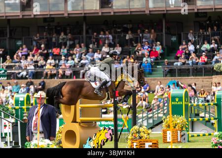 Daniel Coyle aus Irland und Riding Legacy treten beim 1,60 m langen RBC Grand Prix von Kanada an, der von Rolex bei Spruce Meadows präsentiert wird. Stockfoto