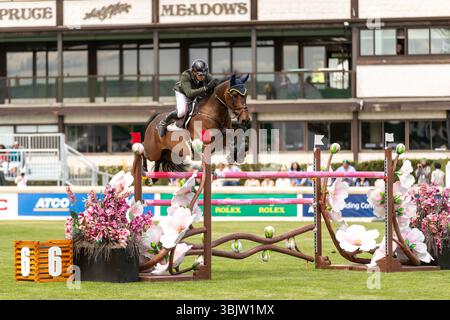 Daniel Coyle aus Irland und Riding Legacy treten beim 1,60 m langen RBC Grand Prix von Kanada an, der von Rolex bei Spruce Meadows präsentiert wird. Stockfoto