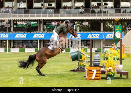 Daniel Coyle aus Irland und Riding Legacy treten beim 1,60 m langen RBC Grand Prix von Kanada an, der von Rolex bei Spruce Meadows präsentiert wird. Stockfoto