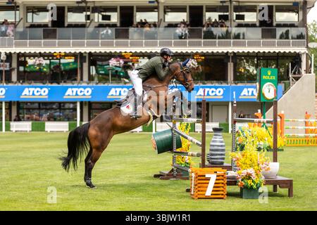 Daniel Coyle aus Irland und Riding Legacy treten beim 1,60 m langen RBC Grand Prix von Kanada an, der von Rolex bei Spruce Meadows präsentiert wird. Stockfoto