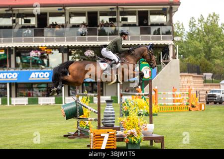 Daniel Coyle aus Irland und Riding Legacy treten beim 1,60 m langen RBC Grand Prix von Kanada an, der von Rolex bei Spruce Meadows präsentiert wird. Stockfoto