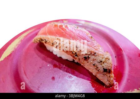 Stanzung von Maguro Rare Steak oder Thunfisch Rare Steak Sushion weiß isoliert. Stanzung von Maguro Rare Steak oder Thunfisch Rare Steak Sushion weiß isoliert. Stockfoto