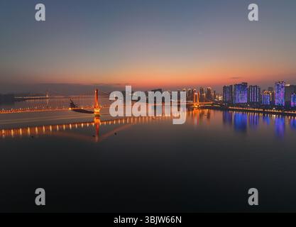 Weitwinkelbrücke Wuhan Yingwuzhou Yangtze und Stadt in der Abenddämmerung Stockfoto