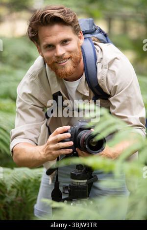Junger, hübscher Bartmann, der Fotos gemacht hat Stockfoto