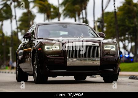 April 2025. Miami. Rollt Royce Luxusauto. Phantom Rolls Royce auf der Straße. Exklusives Luxusauto. Rollt Royce V12-Motor. Premium Super CA Stockfoto