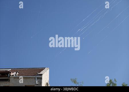Jerusalem, Israel. Juni 2025. Im Luftraum über Jerusalem wird eine Flut von Raketen abgefangen, die aus dem Iran auf Israel abgefeuert werden. Quelle: Nir Alon/Alamy Live News Stockfoto