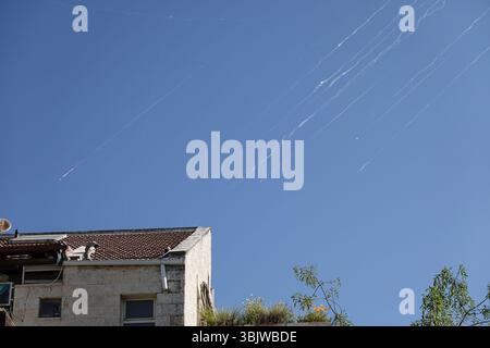Jerusalem, Israel. Juni 2025. Im Luftraum über Jerusalem wird eine Flut von Raketen abgefangen, die aus dem Iran auf Israel abgefeuert werden. Quelle: Nir Alon/Alamy Live News Stockfoto