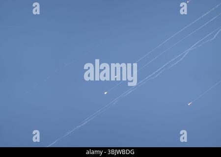 Jerusalem, Israel. Juni 2025. Im Luftraum über Jerusalem wird eine Flut von Raketen abgefangen, die aus dem Iran auf Israel abgefeuert werden. Quelle: Nir Alon/Alamy Live News Stockfoto