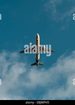 Die Niedrigwinkelansicht aus der Wurmperspektive erfasst ein Citilink Airbus A320-Verkehrsflugzeug auf seinem letzten Landeanflug Stockfoto
