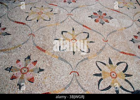 Italien. Ostia Antica. Hafenstadt des antiken Roms. Römisches Mosaik mit Blumendekoration. 1. Jahrhundert v. Chr. - 1. Jahrhundert n. Chr Stockfoto