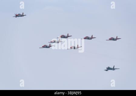 Letzte Präsentation des Patrulla Águila-Displayteams, das die CASA C101 Aviojet Jets fliegt, bevor es auf PC-21 Turboprop (führend) umgestellt wird. F-86 steht für Geschichte Stockfoto