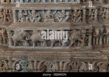Komplizierte Marmorschnitzereien von Elefanten und religiösen Figuren zieren den Ranakpur Jain Tempel in Indien und zeigen exquisite Kunst und spirituelle Zeichen Stockfoto