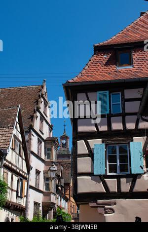 Frankreich: Märchenhafte Skyline von Riquewihr, einer gut erhaltenen mittelalterlichen Stadt im Elsass, bekannt für ihre malerischen Fachwerkhäuser und ihre charmante Atmosphäre Stockfoto