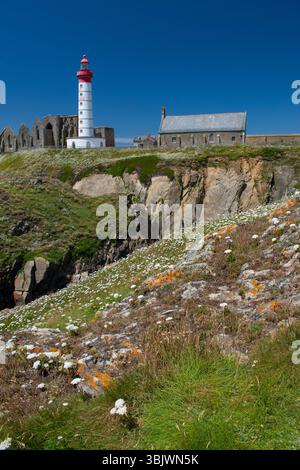 Finistere, Frankreich: Leuchtturm Saint-Mathieu (1835), erbaut zwischen den Ruinen der alten Abtei Saint-Mathieu de Fine-Terre auf der Klippe Pointe Saint-Mathieu Stockfoto