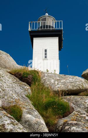 Bretagne, Frankreich, Europa: Leuchtturm von Pontusval (Phare de Pontusval, 1873) und Felsen am Strand von Brignogan Plages im Département Finistere Stockfoto