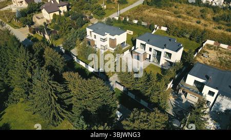 Blick aus der Vogelperspektive auf ein modernes Wohnviertel mit Häusern. Blick aus der Vogelperspektive auf ein modernes Wohnviertel mit zeitgenössischen Häusern umgeben Stockfoto
