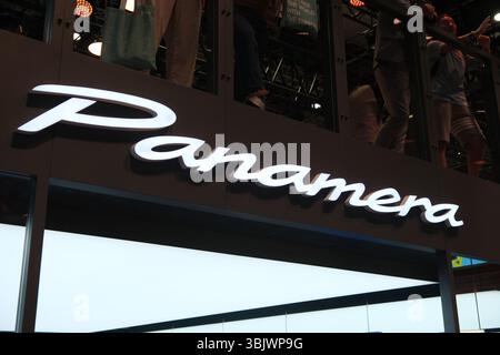 Shanghai, China - 26. April 2025: Porsche Panamera Markenlogo Stockfoto