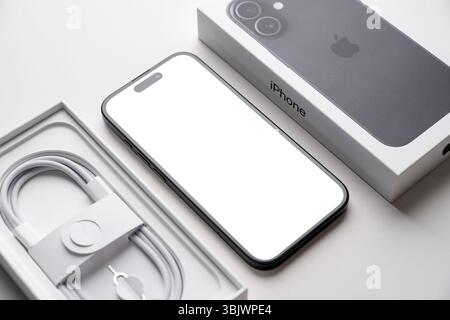 Antalya, Türkei - 15. Juni 2025: Neues iPhone 16 Smartphone und iPhone 16 Box Stockfoto
