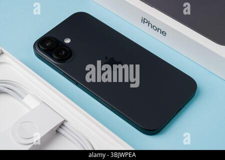 Antalya, Türkei - 15. Juni 2025: Neues iPhone 16 Smartphone und iPhone 16 Box Stockfoto
