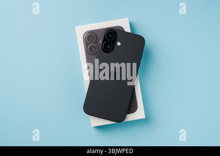 Antalya, Türkei - 15. Juni 2025: Neues iPhone 16 Smartphone und iPhone 16 Box Stockfoto