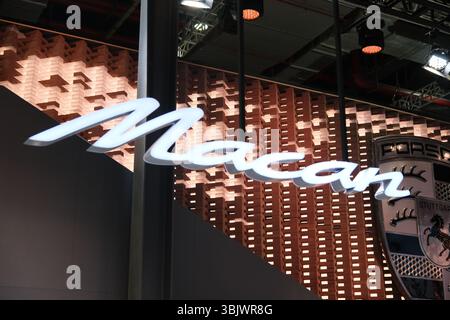 Shanghai, China - 26. April 2025: Porsche Macan Markenlogo Stockfoto