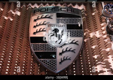 Shanghai, China - 26. April 2025: Firmenlogo Porsche Stockfoto