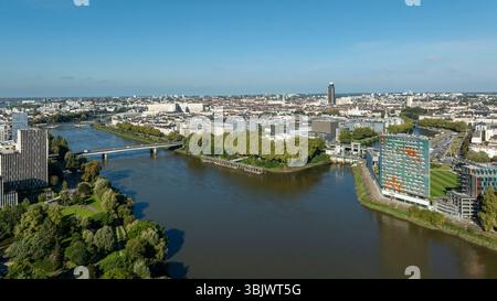 Nantes (Nordwestfrankreich): Aus der Vogelperspektive von der Loire mit der Willy-Brandt-Brücke, Gebäude im Stadtteil Malakoff und Blick in Richtung t Stockfoto