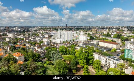 Nantes (Nordwestfrankreich): Aus der Vogelperspektive vom Stadtteil Doulon in Richtung Stadtzentrum mit dem Park Noë Mitrie, Häusern und Wohngebäuden Stockfoto