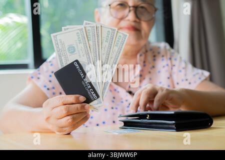Seniorin mit Kreditkarte für Online-Shopping. Hand mit Geld und Zahlung auf Kreditkarte Online-Shopping elektronische Brieftasche. Zahlung Einkaufen Stockfoto