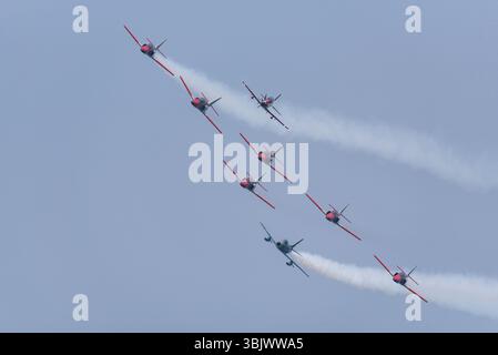 Letzte Präsentation des Patrulla Águila-Displayteams, das die CASA C101 Aviojet Jets fliegt, bevor es auf PC-21 Turboprop (führend) umgestellt wird. F-86 steht für Geschichte Stockfoto