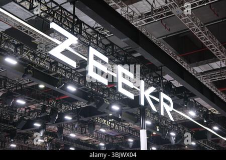 Shanghai, China - 26. April 2025: Markenlogo von ZEEKR Stockfoto