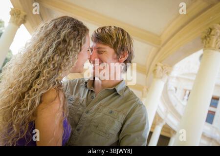 Attraktives Liebespaar Porträt im Park Stockfoto