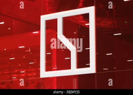 Shanghai, China - 26. April 2025: Firmenlogo von ZEEKR Stockfoto