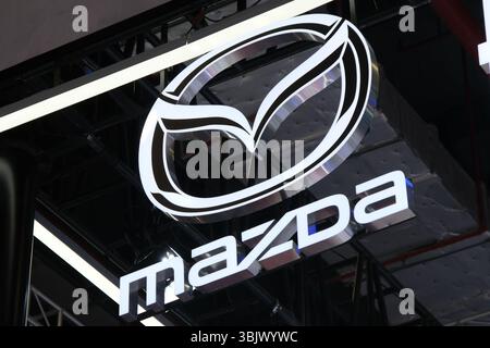 Shanghai, China, 26. April 2025: Logo der Mazda Motor Corporation Stockfoto