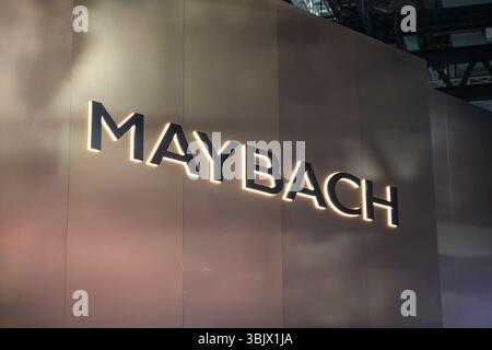 Shanghai, China - 26. April 2025: Markenlogo des Unternehmens Maybach Stockfoto