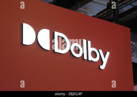 Shanghai, China - 26. April 2025: Logo der Marke Dolby Stockfoto