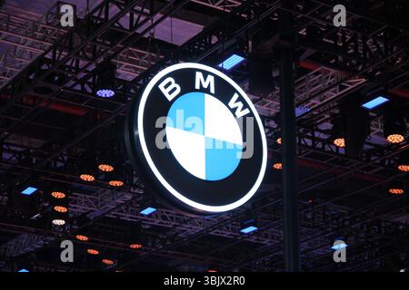 Shanghai, China - 26. April 2025: Markenlogo der BMW-Firma Stockfoto