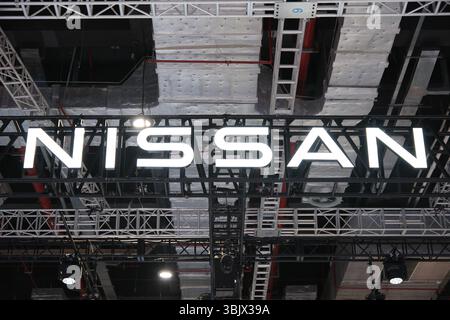 Shanghai, China - 26. April 2025: Markenlogo des Unternehmens Nissan Stockfoto