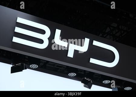 Shanghai, China - 26. April 2025: BYD-Markenlogo Stockfoto