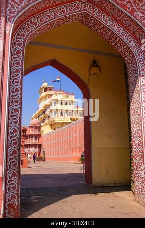 Tor zu Chandra Mahal im Jaipur City Palace, Rajasthan, Indien Stockfoto