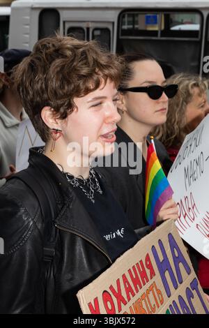 Ein Junge hält während KyivPride ein Schild. Der Marsch der Gleichheit ist ein wichtiges Ereignis des Kiew Pride 2025. Mehr als 1.500 Personen nahmen an den Slogans „Together for Equality, Victory“ und „Unity in Diversity“ Teil. Ziel der Veranstaltung war es, die Rechte der LGBTQ-Gemeinschaft zu schützen, einschließlich der Legalisierung von zivilen Partnerschaften, sowie LGBTQ-Militärangehörige zu unterstützen und Mittel für die ukrainischen Streitkräfte (AFU) zu beschaffen. Dies war das erste Mal, dass der Marsch der Gleichheit eine Menschenrechtsaktion mit einer Wohltätigkeitsorganisation verband. Zu den Teilnehmern gehörten LGBTQ-Militärangehörige, Aktivisten und Diplomaten wie die EU A Stockfoto