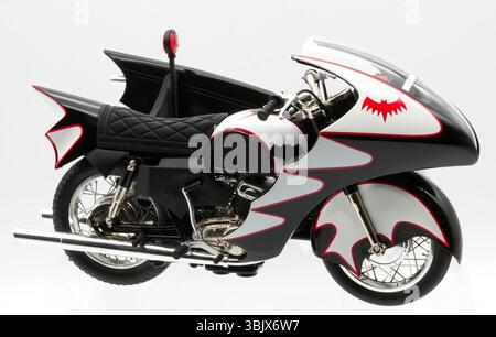 Klassisches Batman-Druckguss-Motorradmodell mit Beiwagen auf weißem Hintergrund. Stockfoto